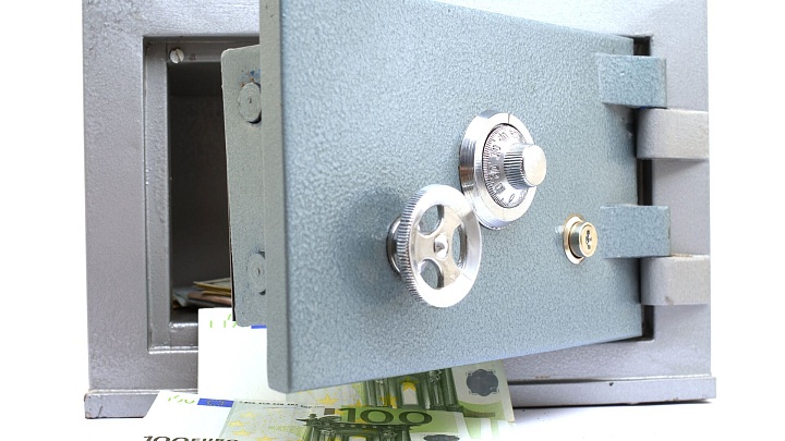 Экономист объяснил, когда россияне перестанут нести деньги на вклады